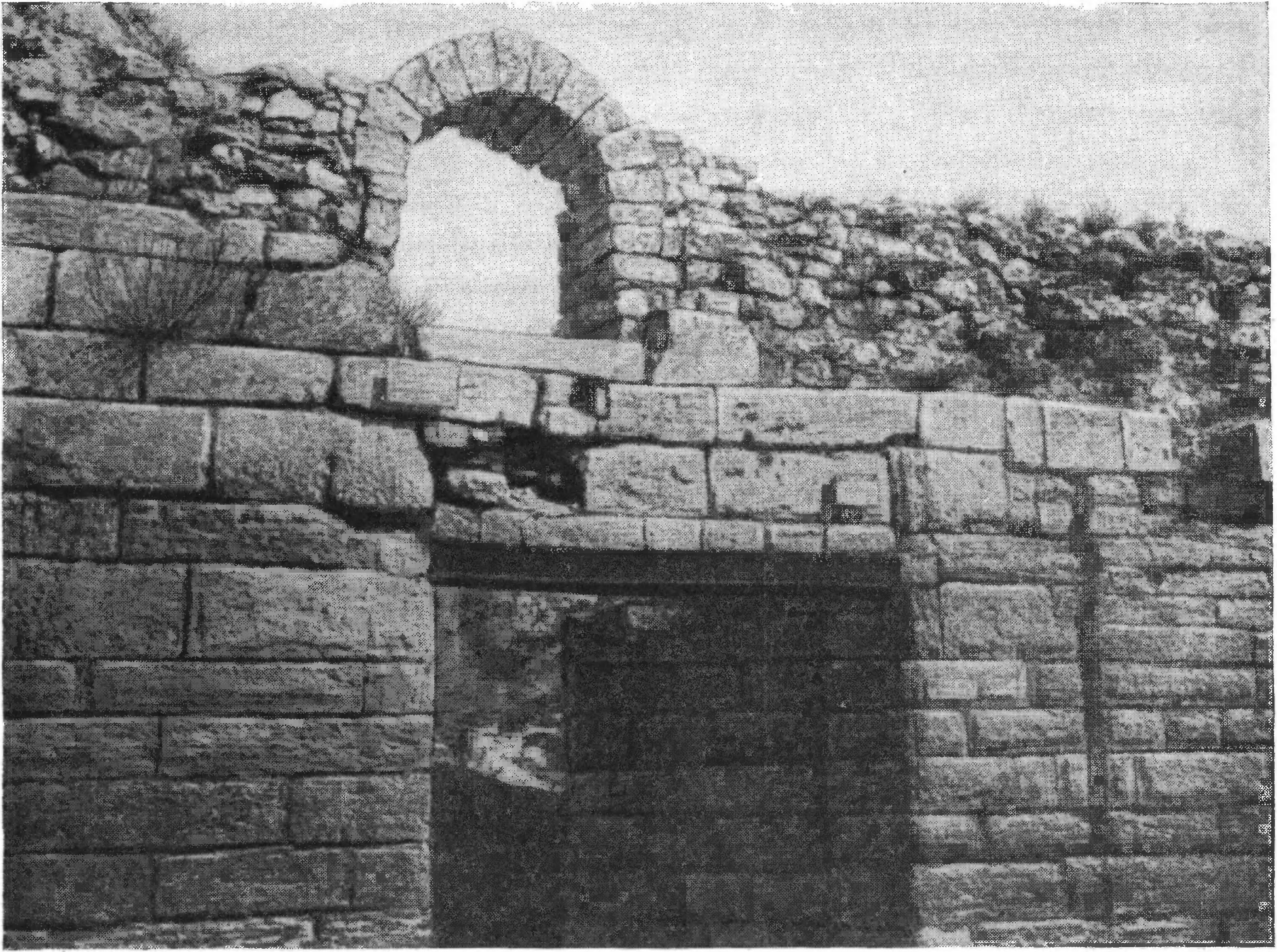 30. Крепостные ворота Херсонеса III в. до н. э. (над ними вылазная калитка римского времени)