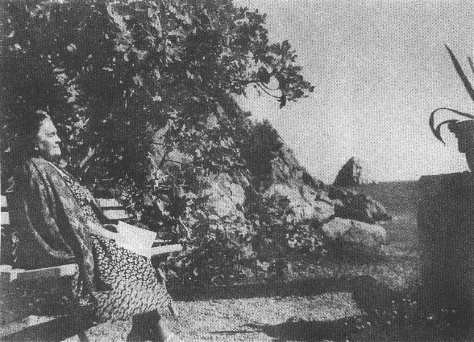 Ольга Леонардовна Книппер-Чехова на даче в Гурзуфе. Фотография А. Рябцова. 1949 г.