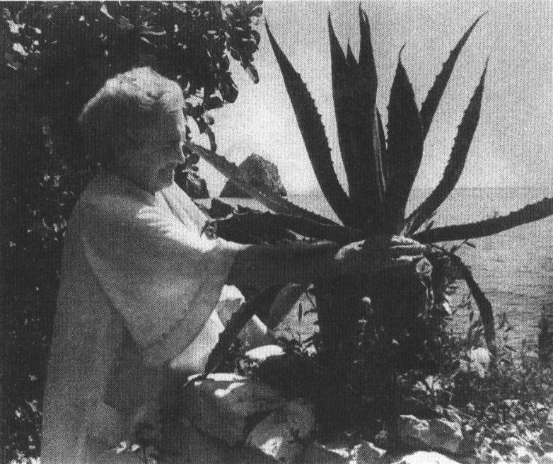 Ольга Леонардовна во дворе гурзуфской дачи. Июнь 1948 г. Любительское фото