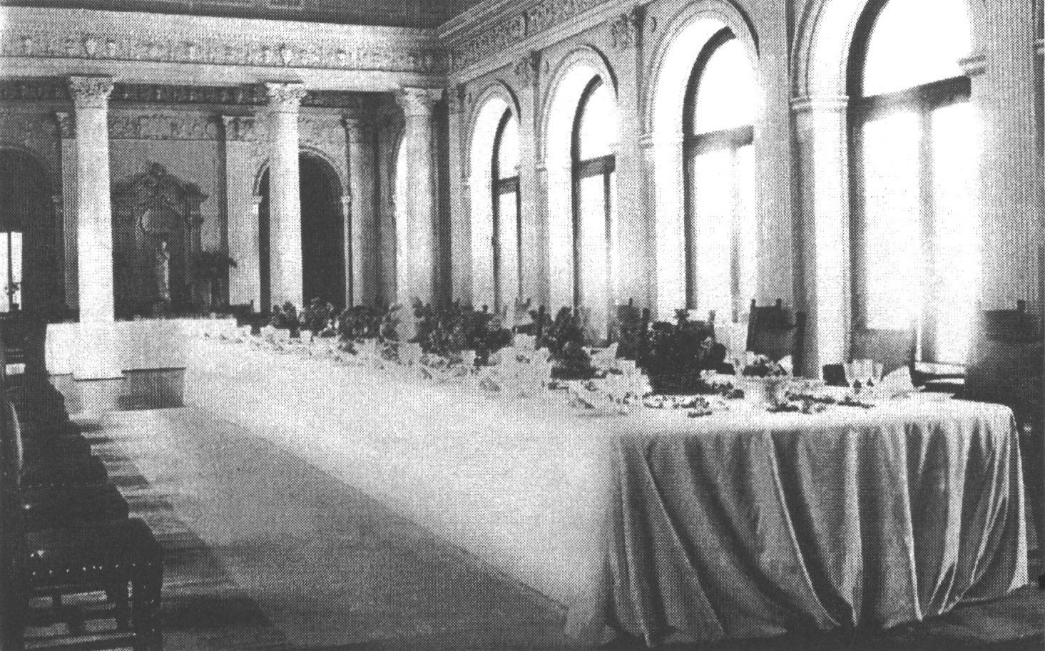 Парадная столовая («Белый зал»). The Gala Dining room (The White Hall)
