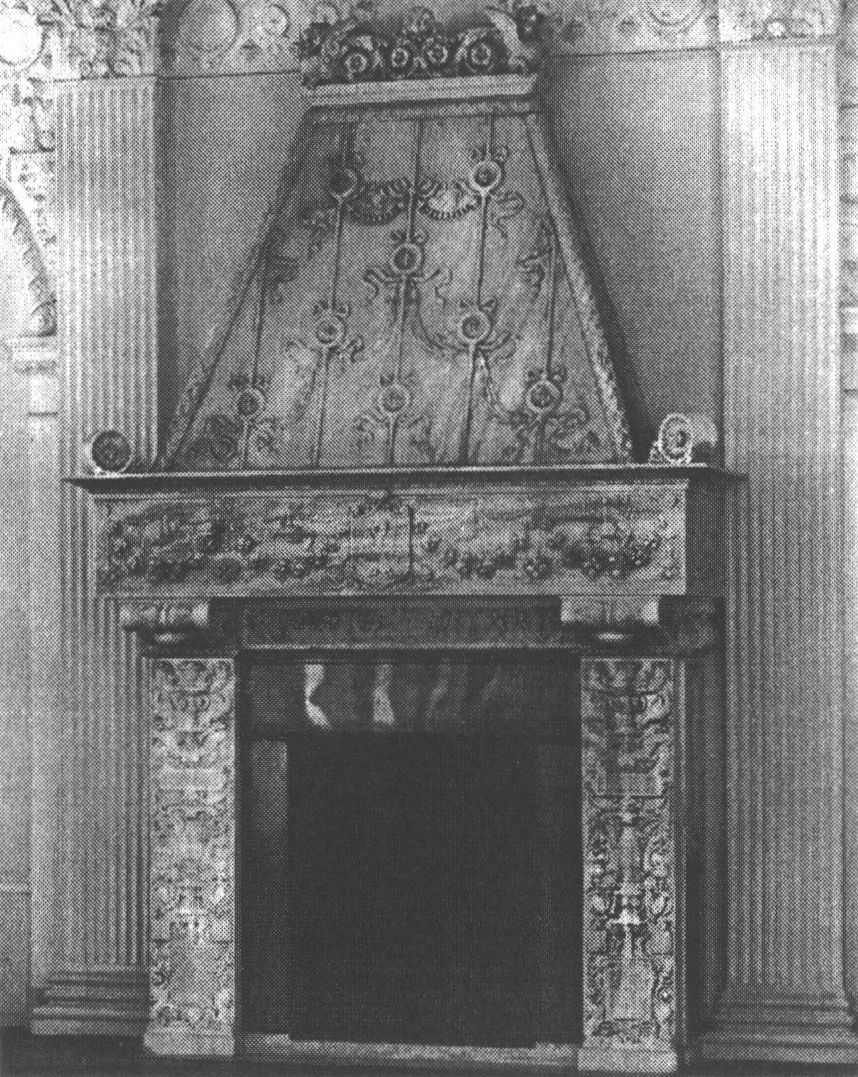 Камин в парадной столовой. The fireplace in the Gala Dining room