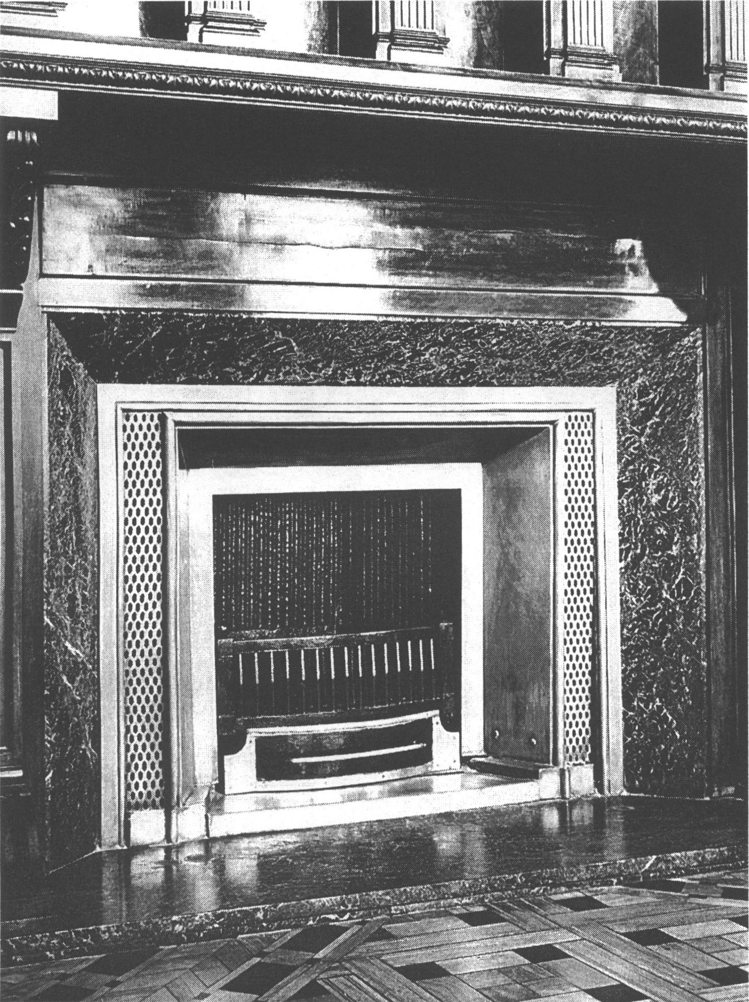 Камин в ожидательной комнате. The fireplace in the Waiting room