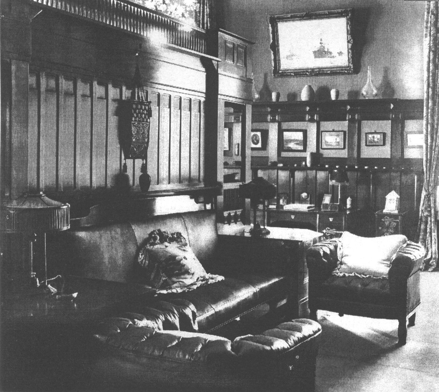 Фрагмент интерьера рабочего кабинета императора на втором этаже. («Уголок отдыха»). A fragment of the interior of the Working Study of Nicholas II («The Rest Corner»)