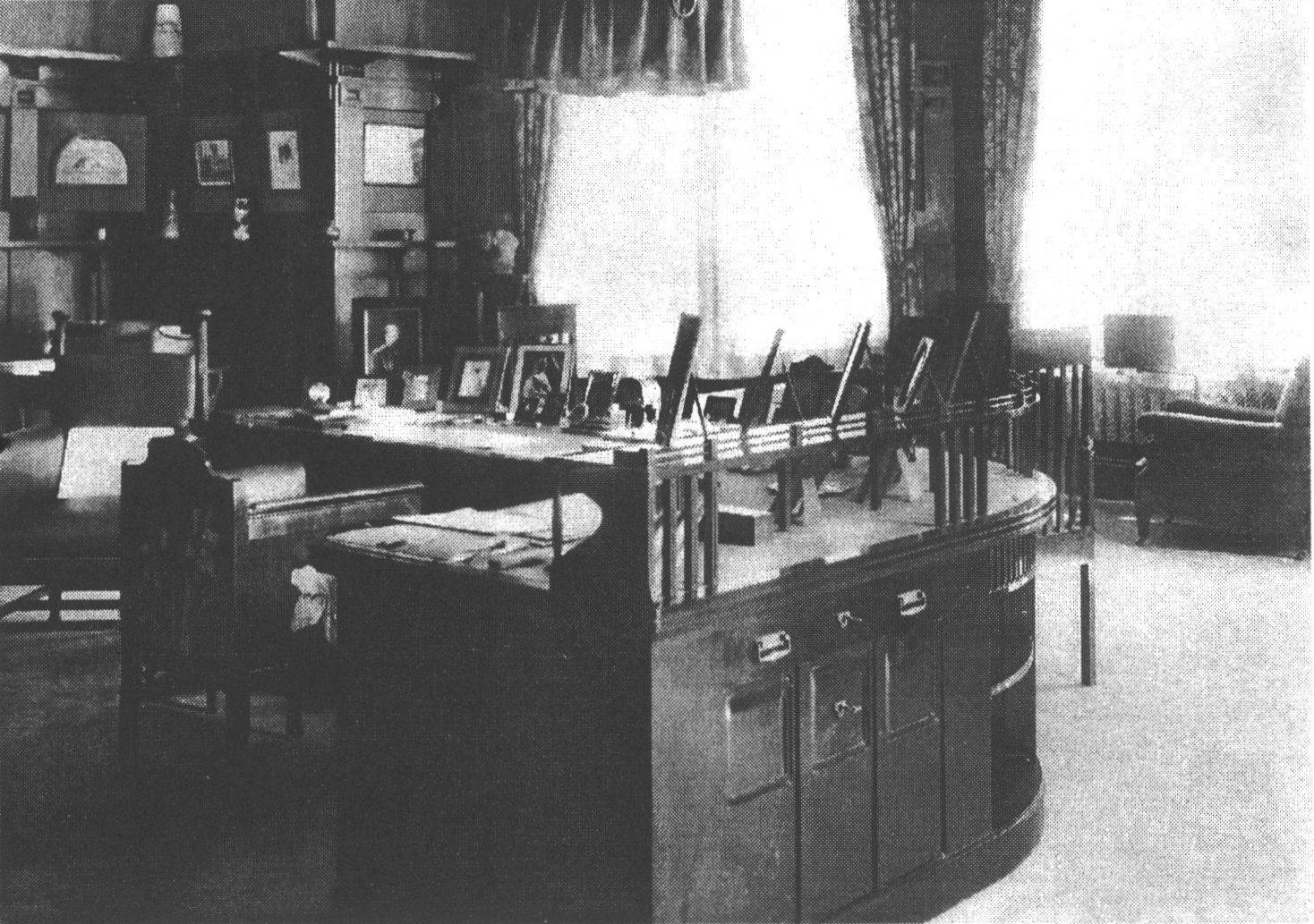 Рабочий стол в кабинете второго этажа. The desk of Nicholas II in the Working Study on the second floor