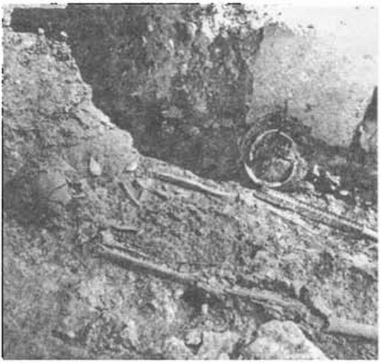 Погребение с чернолаковой тарелкой III в. до н. э. Западный некрополь. Раскопки автора