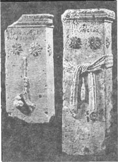 Надгробные стелы с изображением стригиля, алабастра (1) и лент (тений) (2) из забутовки башни XVII (Зинона)