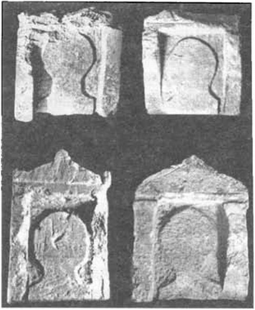 Херсонесские надгробия с лицом умершего, в эдикуле с фронтоном и пилястрами