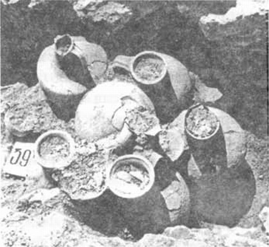 Урны с остатками кремации в могиле, вырубленной в скале. Западный некрополь Херсонеса. Раскопки автора