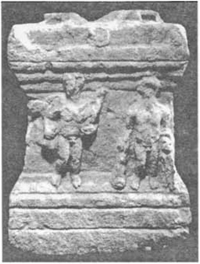 Алтарь с фигурами Геракла и Гермеса. II—III вв. н. э