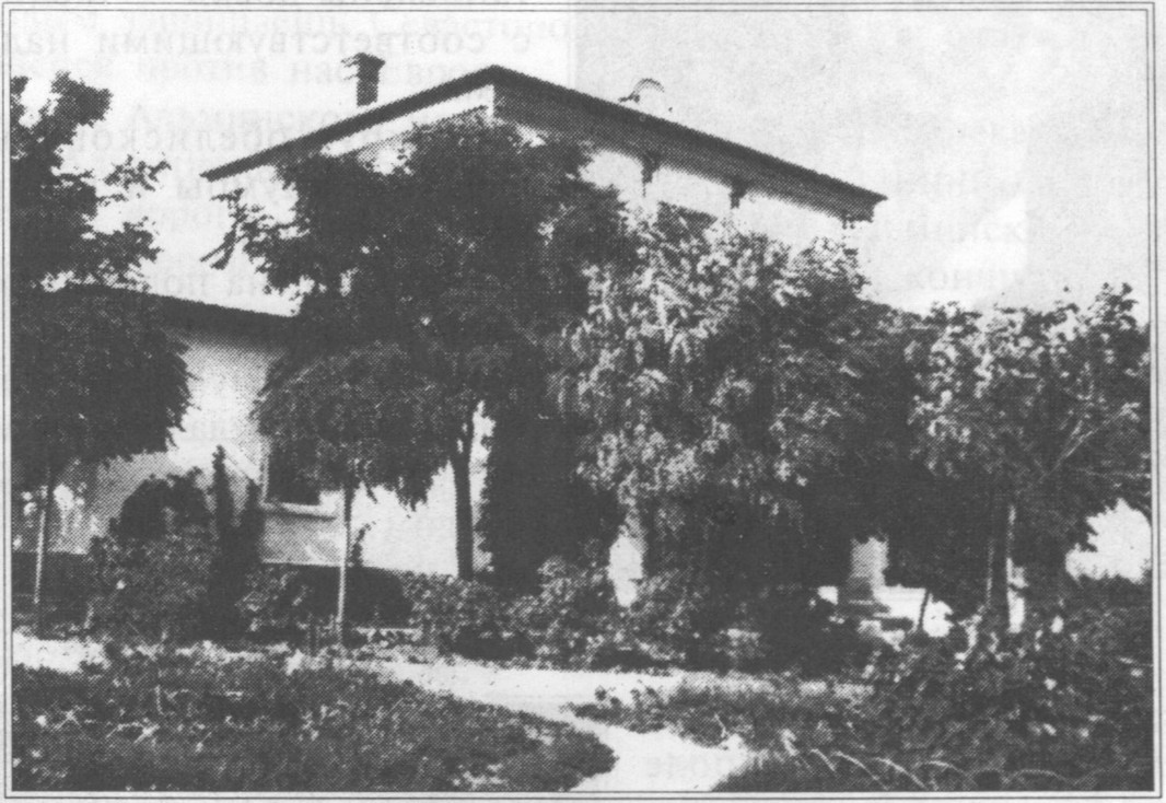 Господский дом в Бурлюке. Вид со двора