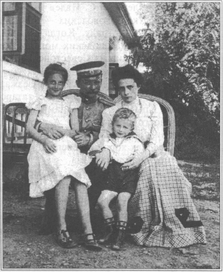 Семья Сапожниковых в Бурлюке (1911)