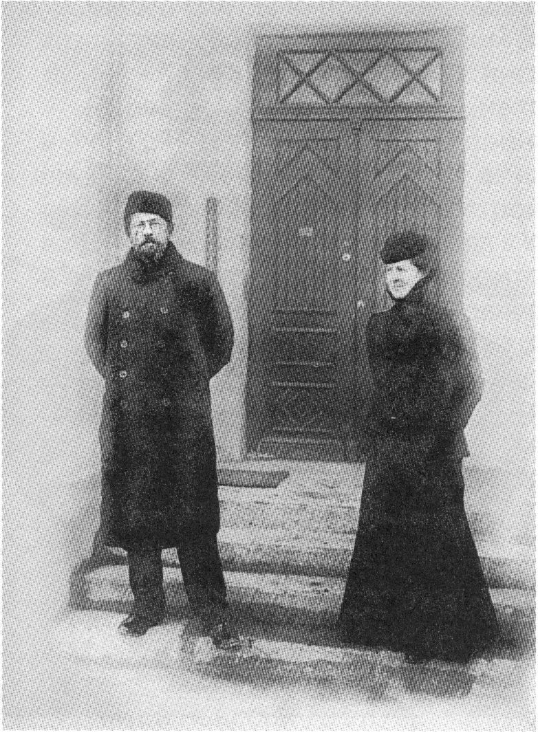 А.П. Чехов и М.П. Чехова у дверей дома в Ялте
