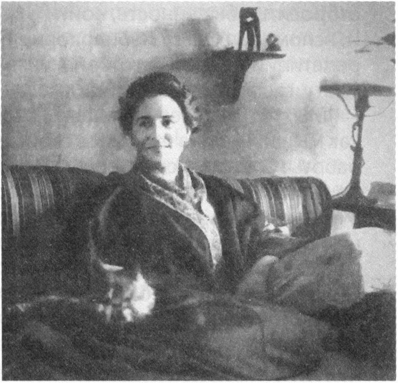 О.Л. Книппер-Чехова в своей московской квартире. 1900-е гг.