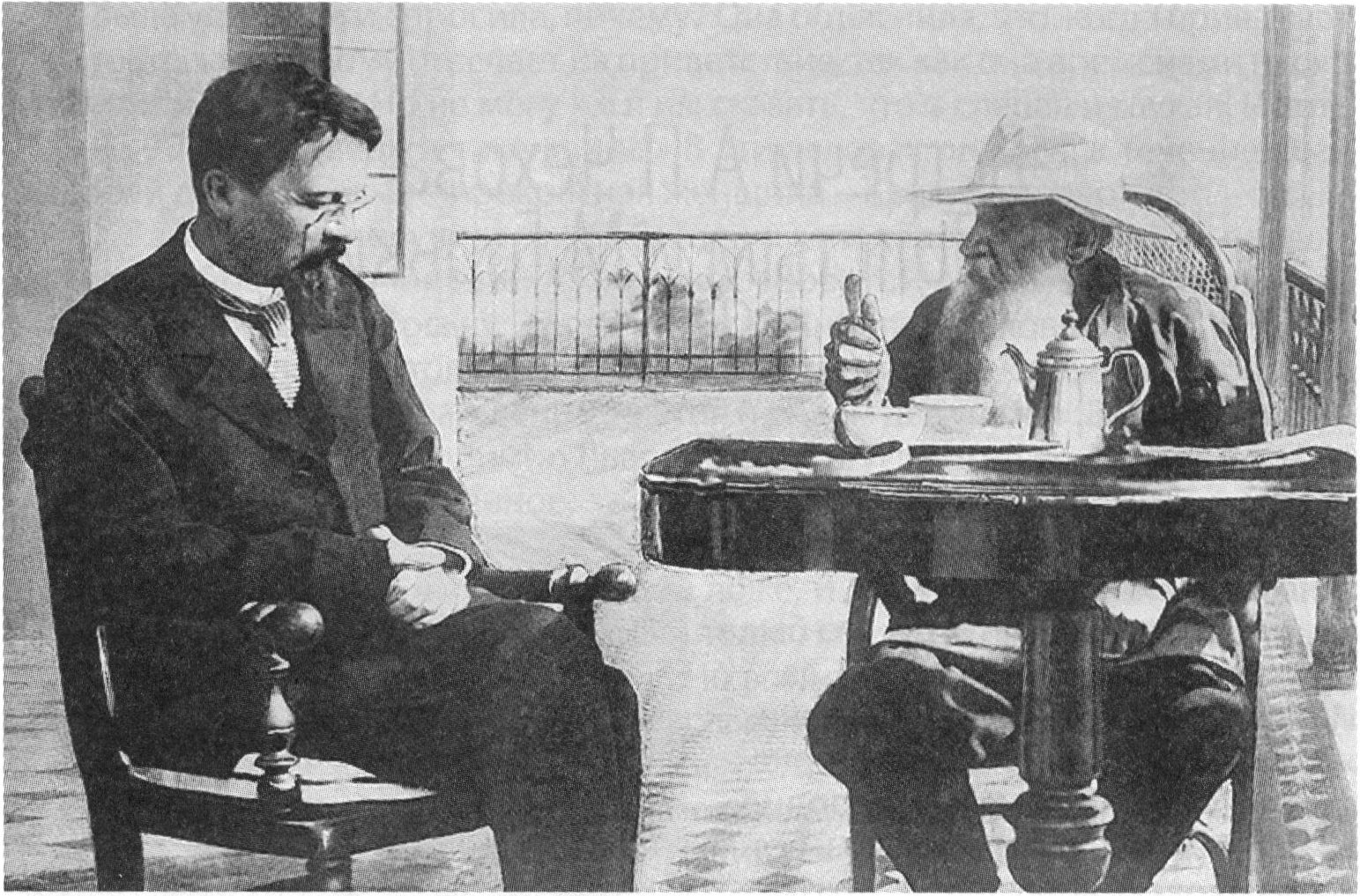 А.П. Чехов и Л.Н. Толстой в Ялте. Фотография П.А. Сергеенко. 1901 г.