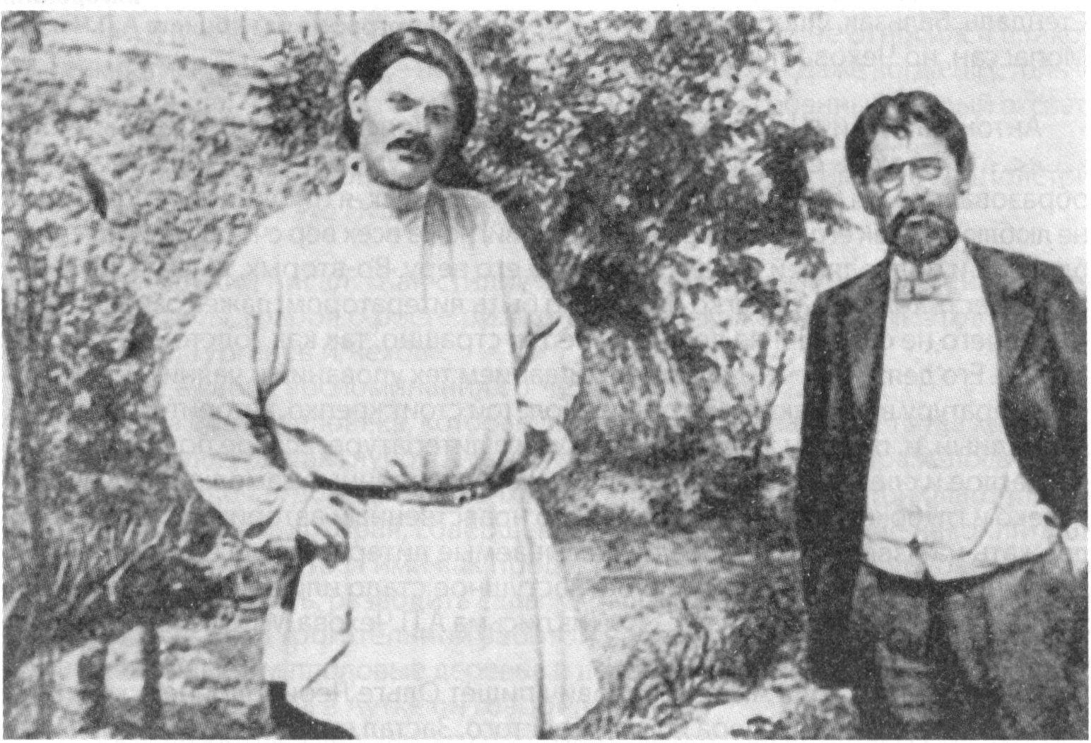 А.П. Чехов и М. Горький в саду ялтинского дома. 1900 г.