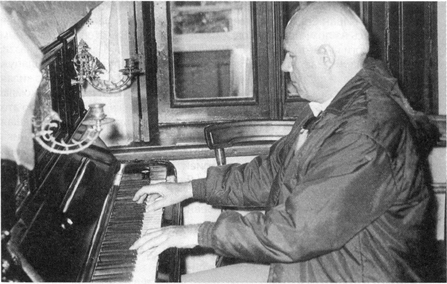 И.С. Козловский играет на чеховском пианино