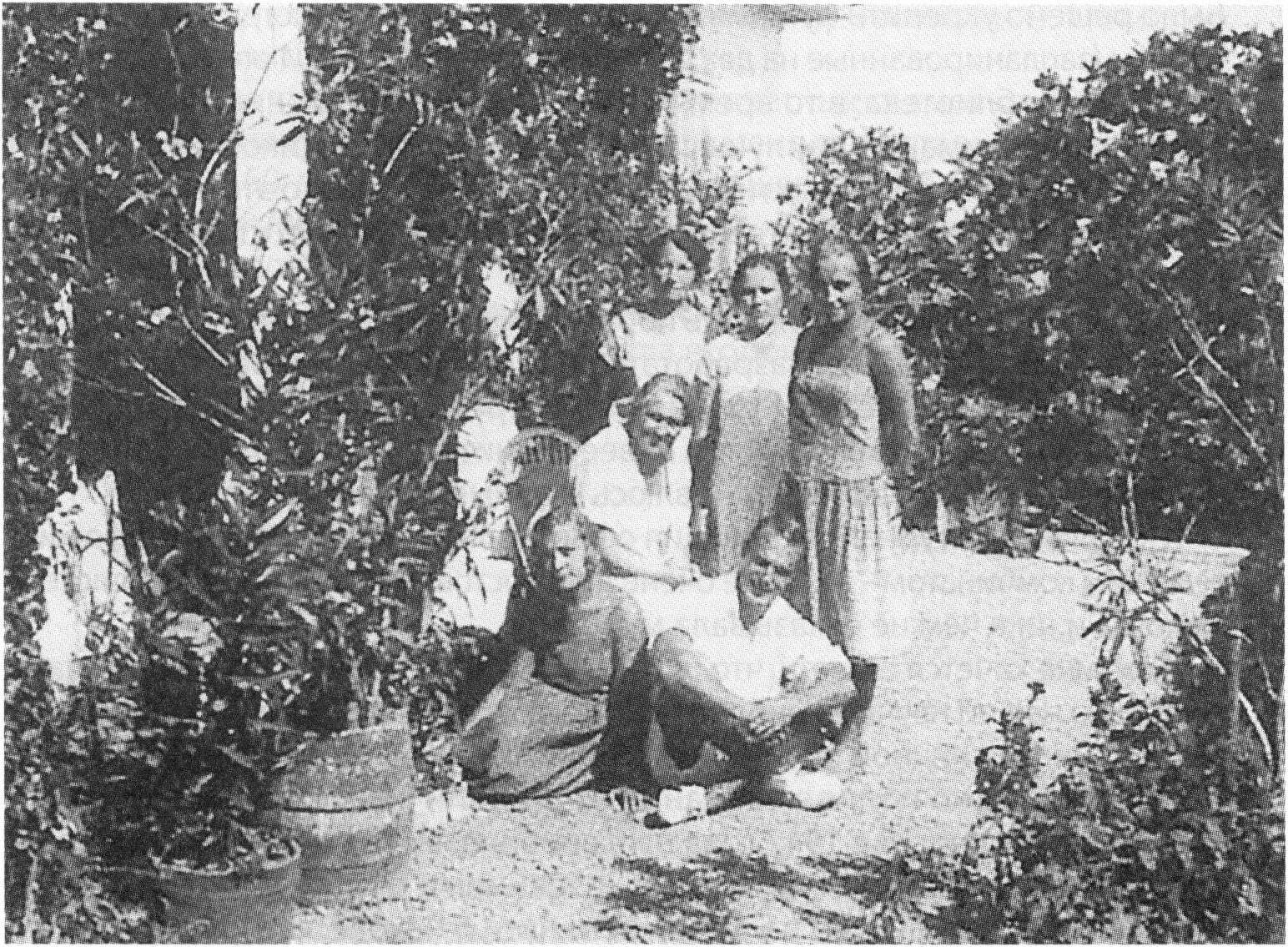 О.Л. Книппер-Чехова и её племянник Лев Книппер с друзьями в Гурзуфе. 1930-е гг.
