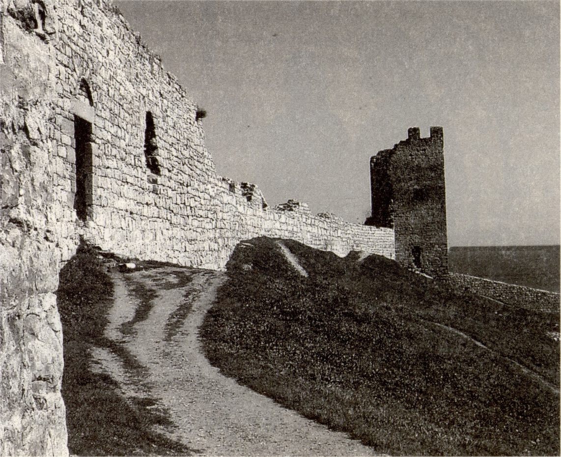 Остатки укреплений цитадели Каффы на Карантинном холме. Современное фото