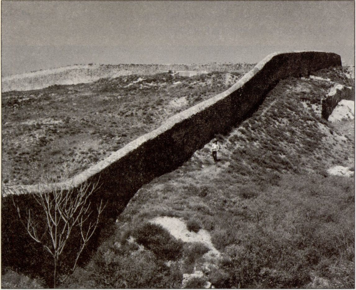 Остатки укреплений Каффы в юго-восточном секторе внешней крепости. Современное фото