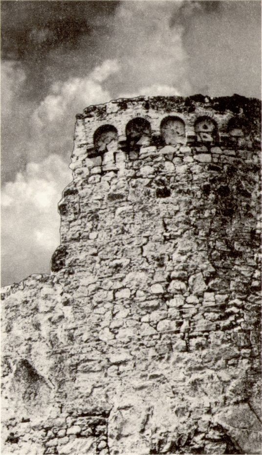 Остатки стен башни Джиованни ди Скаффа. Современное фото