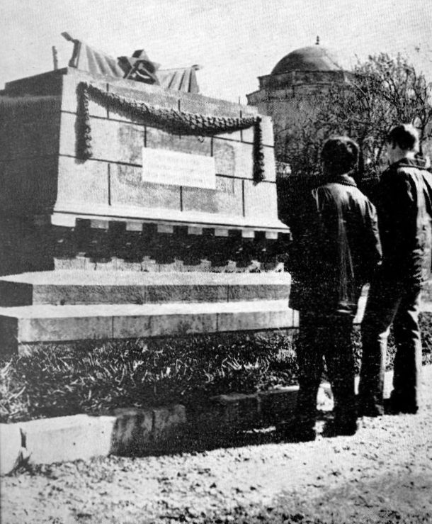 Братская могила красногвардейцев Бахчисарайского отряда. (На заднем плане — мавзолей Диляры-Бикеч)