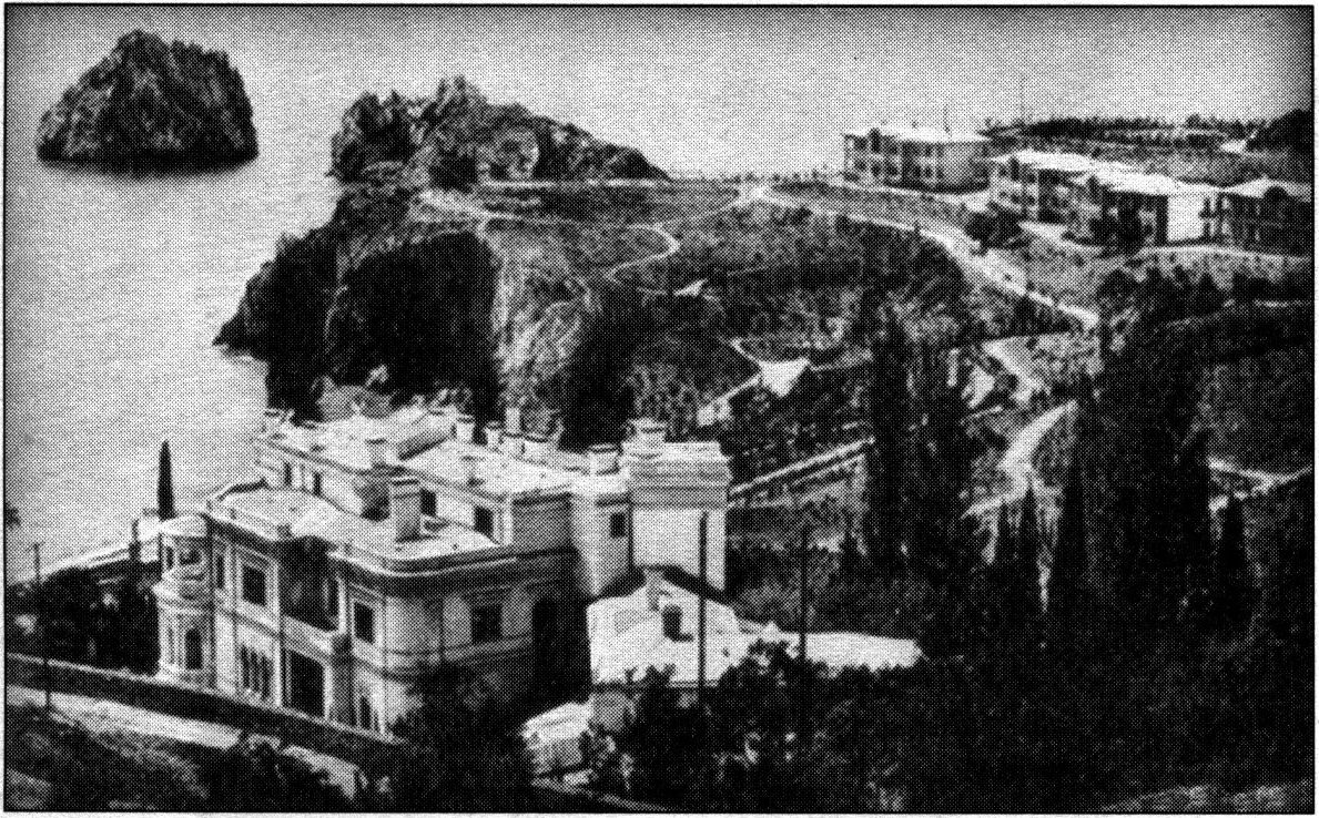 Курзал «Казино» в панораме курорта «Суук-Су». Справа, на заднем плане, Зубковские гостиницы. Фото 1915 года