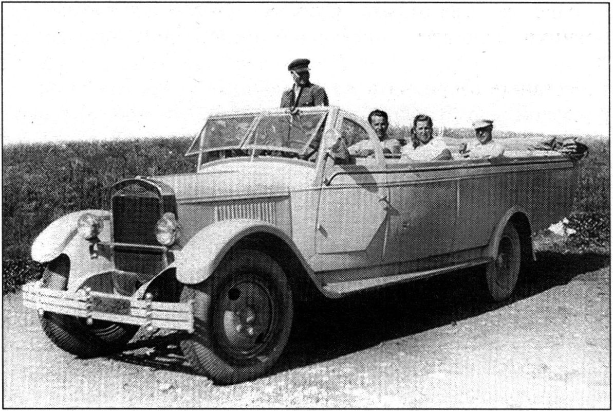 На фото автобус-кабриолет на базе АМО-4 с 20-местным кузовом типа Torpedo (Charabanc), курсировавший между домами отдыха ЦИК в Крыму. 1935 год