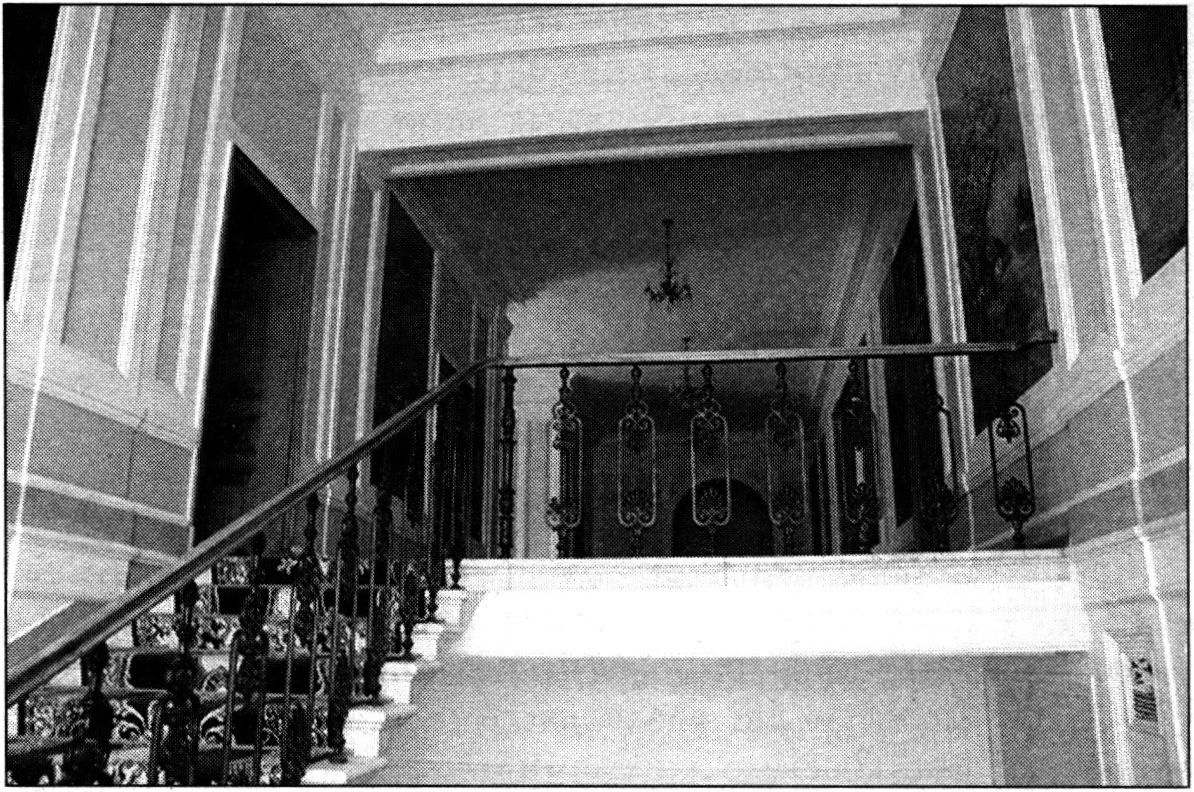 На снимке второй этаж особняка А.Г. Кузнецова с панно Ю.Ю. Клевера