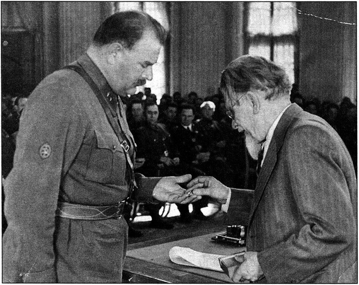 Старшего майора ГБ А.Я. Эгнаташвили награждает орденом Трудового Красного Знамени председатель Президиума Верховного Совета СССР М.И. Калинин