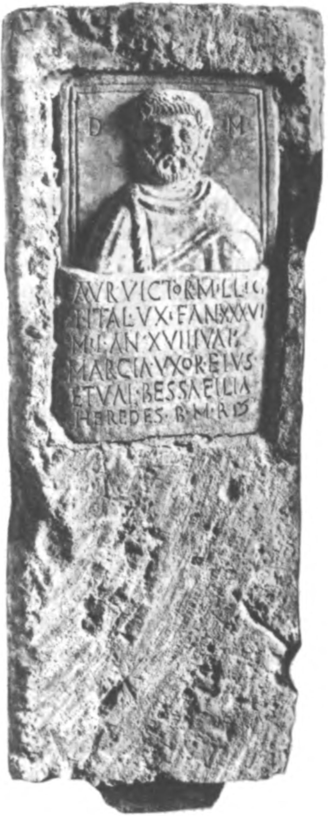 Рис. 24. Надгробие Аврелия Виктора, солдата 1-го Италийского легиона. Конец II в.