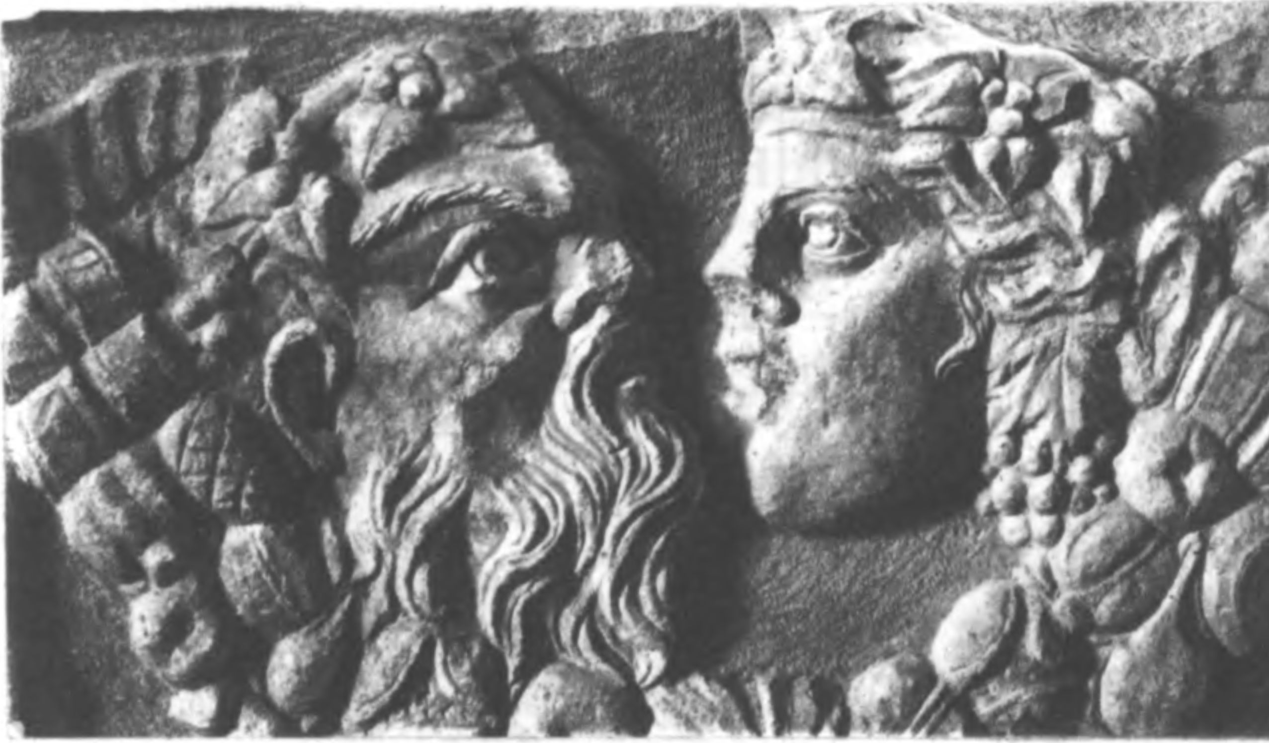 Рис. 39. Изображение Сатира и Менады на стенке мраморного саркофага II—III вв.