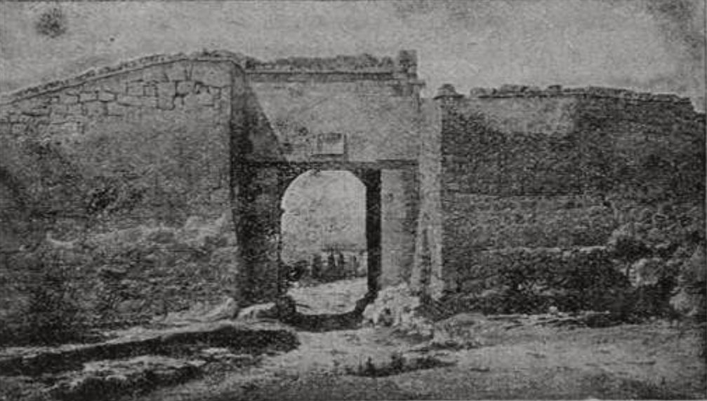 Крепостная стена и Южные ворота (Биюк-Капу) в Чуфут-Кале (фот. Н.Н. Клепинина)