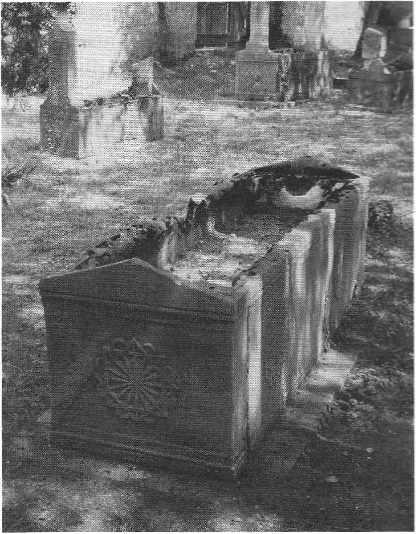 Саркофаг Мехмед-Гирея IV на кладбище Хан-сарая. Фото автора