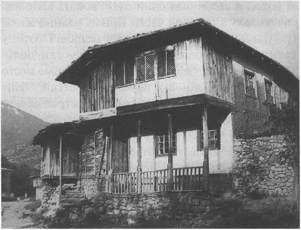 Двухэтажный дом в горной местности. Фото из журнала Qasevet