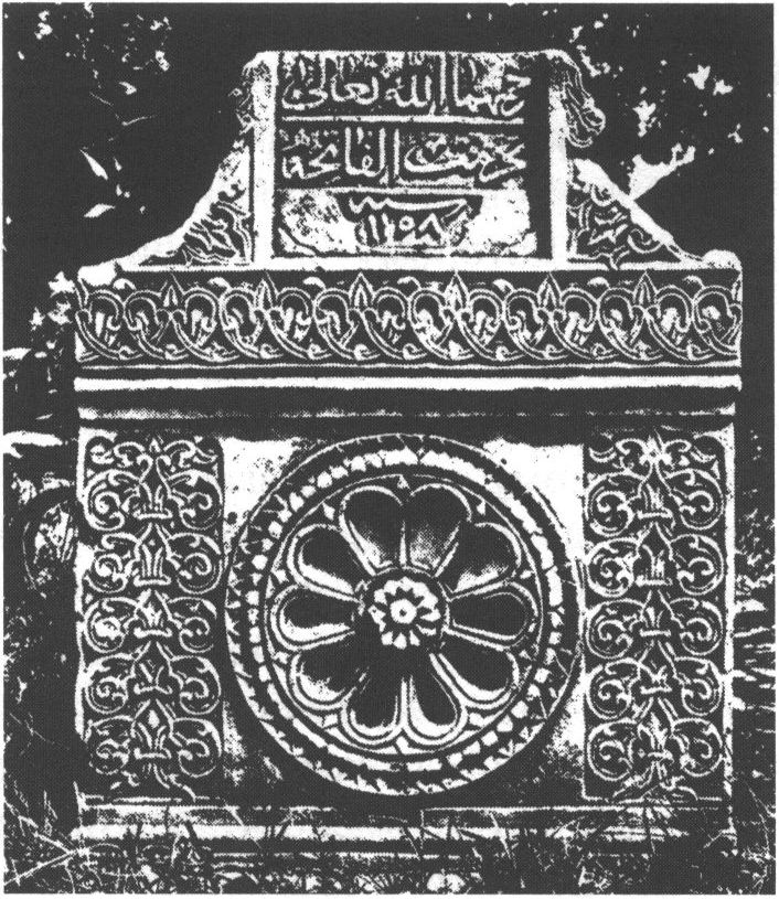 Фрагмент надгробного памятника. В окружении тюркского орнамента — розетка явно италийского происхождения. Из коллекции издательства «Тезис»