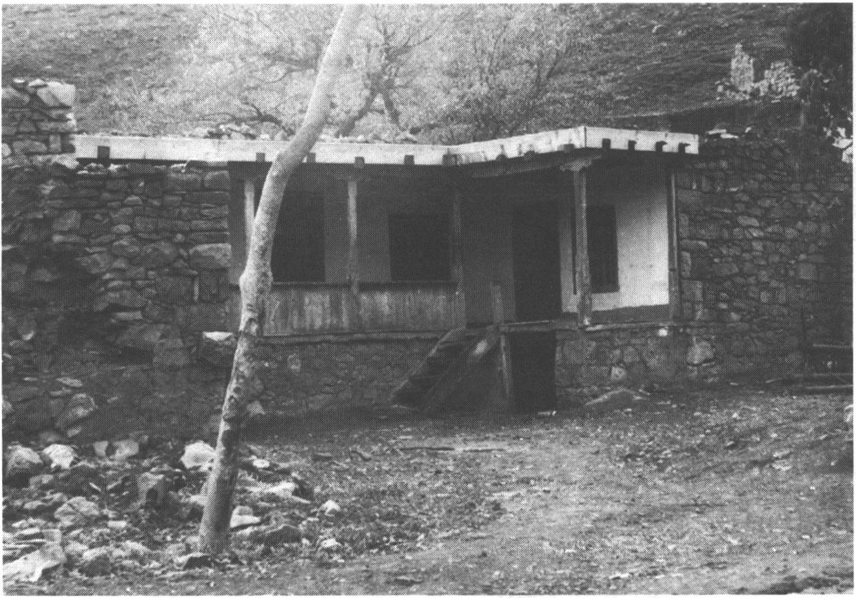 Ускут. Старинный дом с двумя стенами, заглублёнными в склон горы. Фото из коллекции издательства «Тезис»