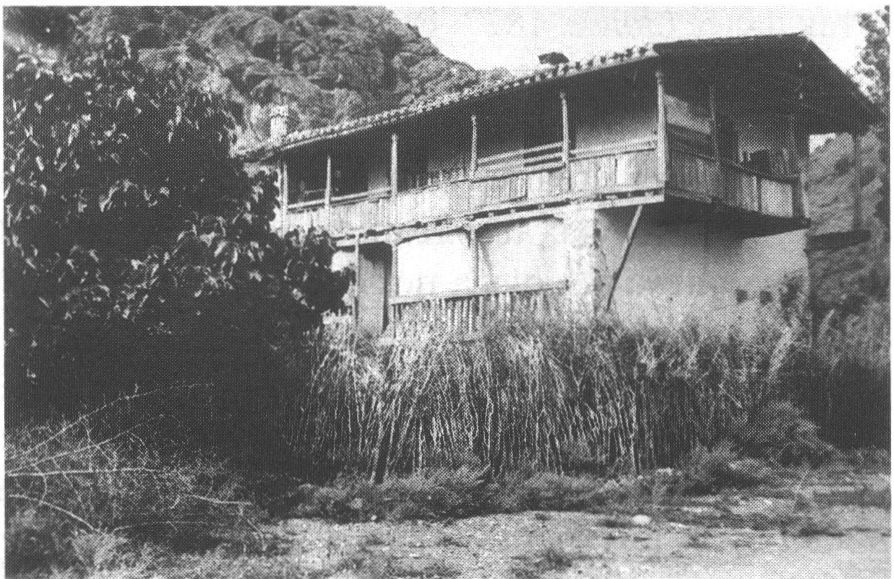 Дом со вторым этажом, опирающимся на консоли. Из: Куфтин, 1925.