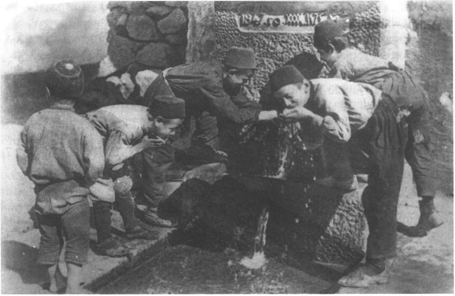 Дети у чешме середины XIX в. Фото. Из собрания издательства «Тезис»
