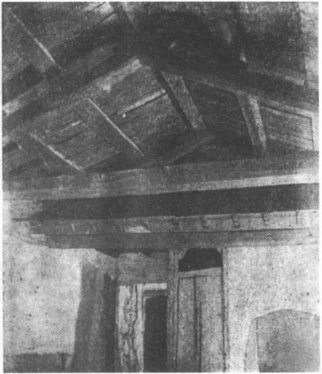 Деревянный потолок с резными украшениями; на предпотолочной полосе стен — изображения окон с цветными стёклами. Из: Куфтин, 1925
