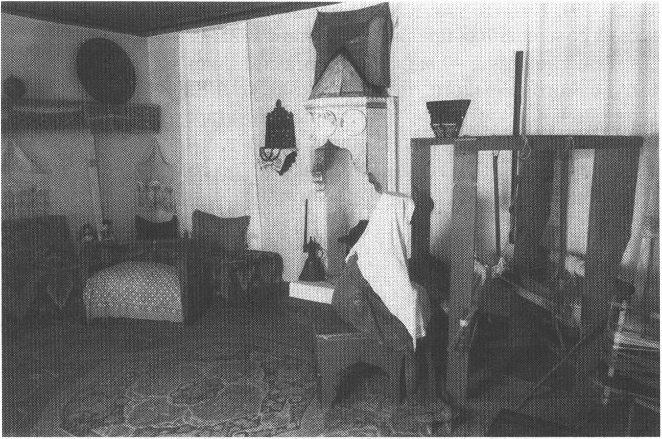 Типичная жилая комната крымской семьи. Справа — домашний ткацкий стан. Из собрания издательства «Тезис»