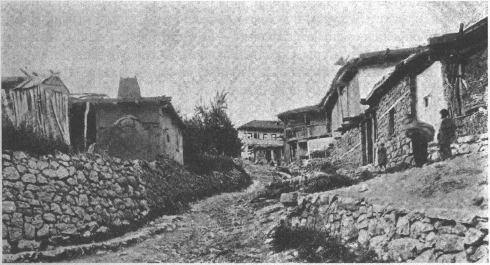 Улочка в Корбеке, Алуштинский уезд. Фото из: Дубровский, 1914