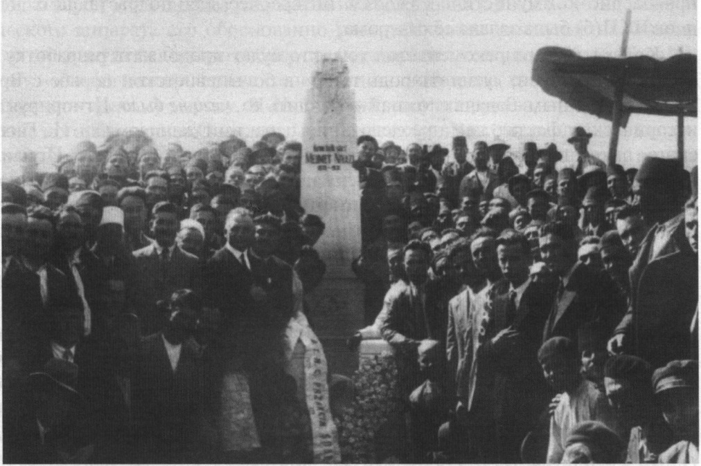 Установка памятника на могиле крымского поэта Мемета Ниязи. Добруджа, г. Меджидие, 1935. Из коллекции издательства «Тезис»