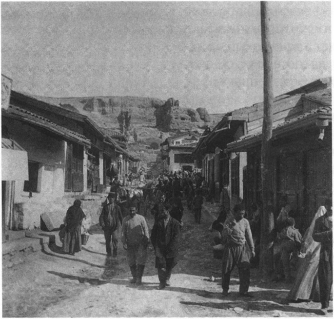 Главная улица Бахчисарая в первой четверти XX в. Фото из коллекции издательства «Тезис»