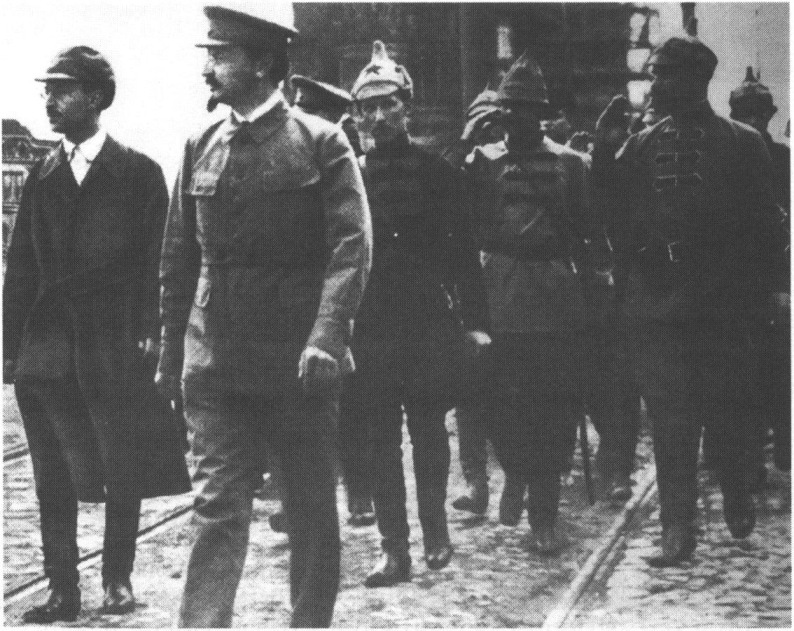 Во главе парада на Красной площади 1921 г. Л. Троцкий — большевистский лидер, приведший красных к победе в Гражданской войне