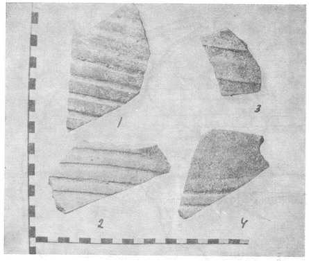 Рис. 27—28. Фрагменты средневековой гончарной керамики из надскального слоя в Лагерной балке