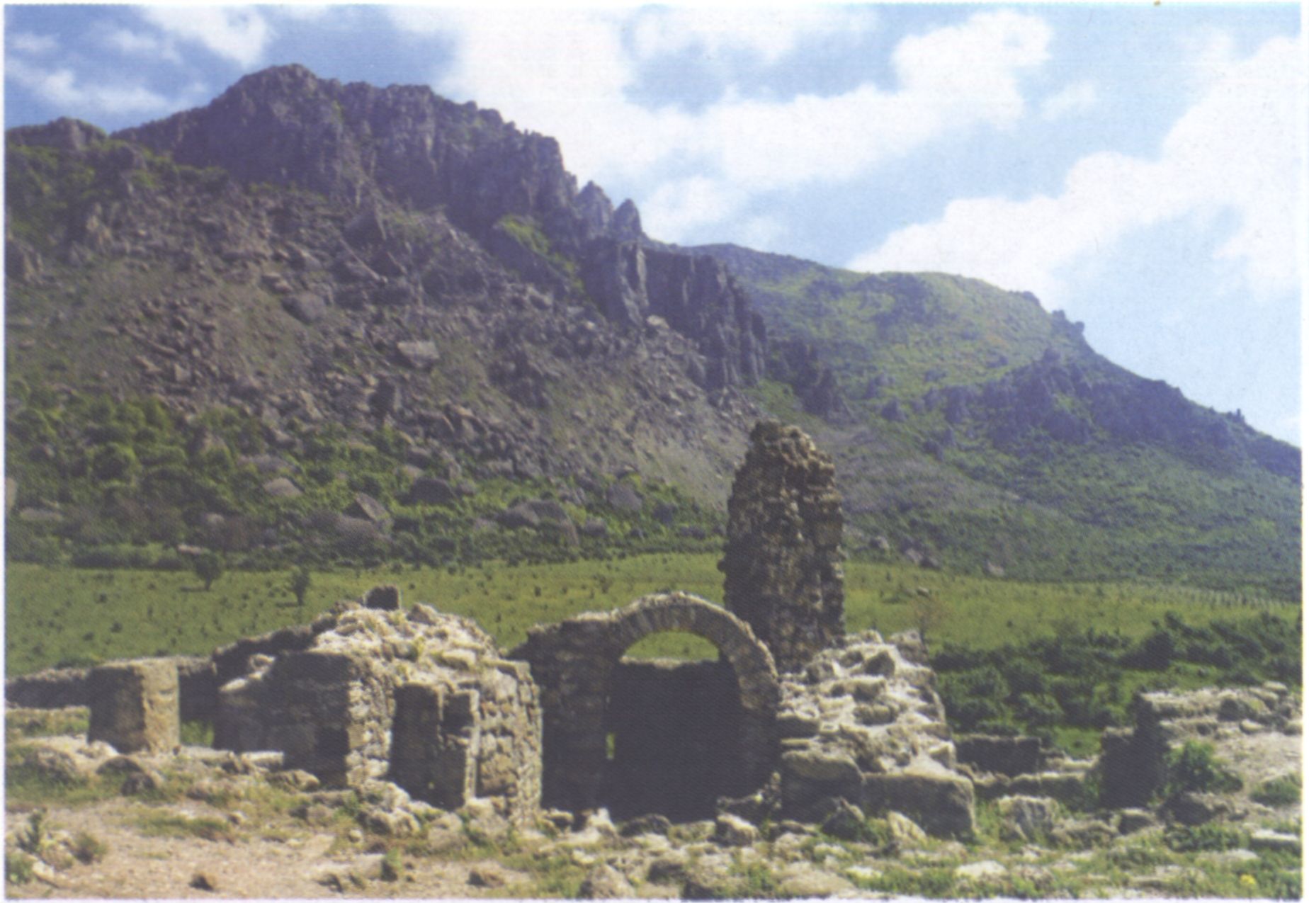 Развалины средневекового храма и крепости Фуна у горы Демерджи