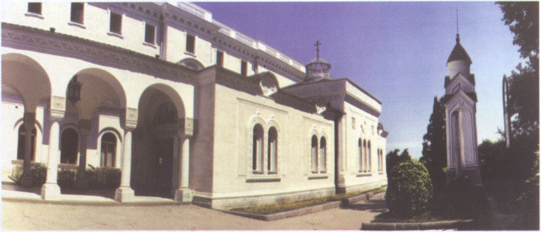 Крестовоздвиженская церковь и звонница в Ливадии