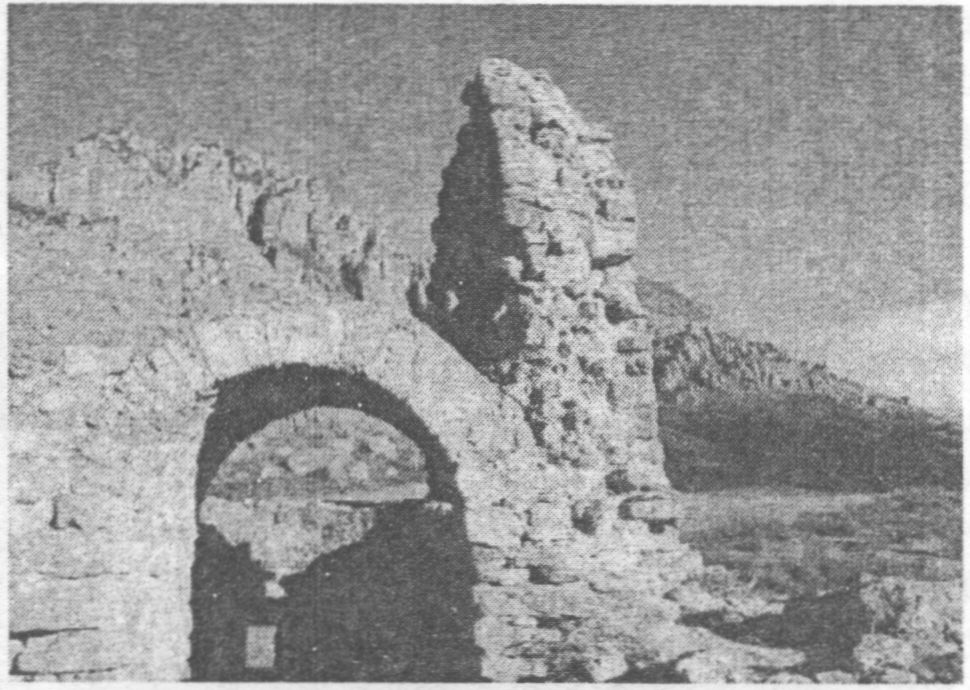 Руины средневекового храма и крепости Фуна
