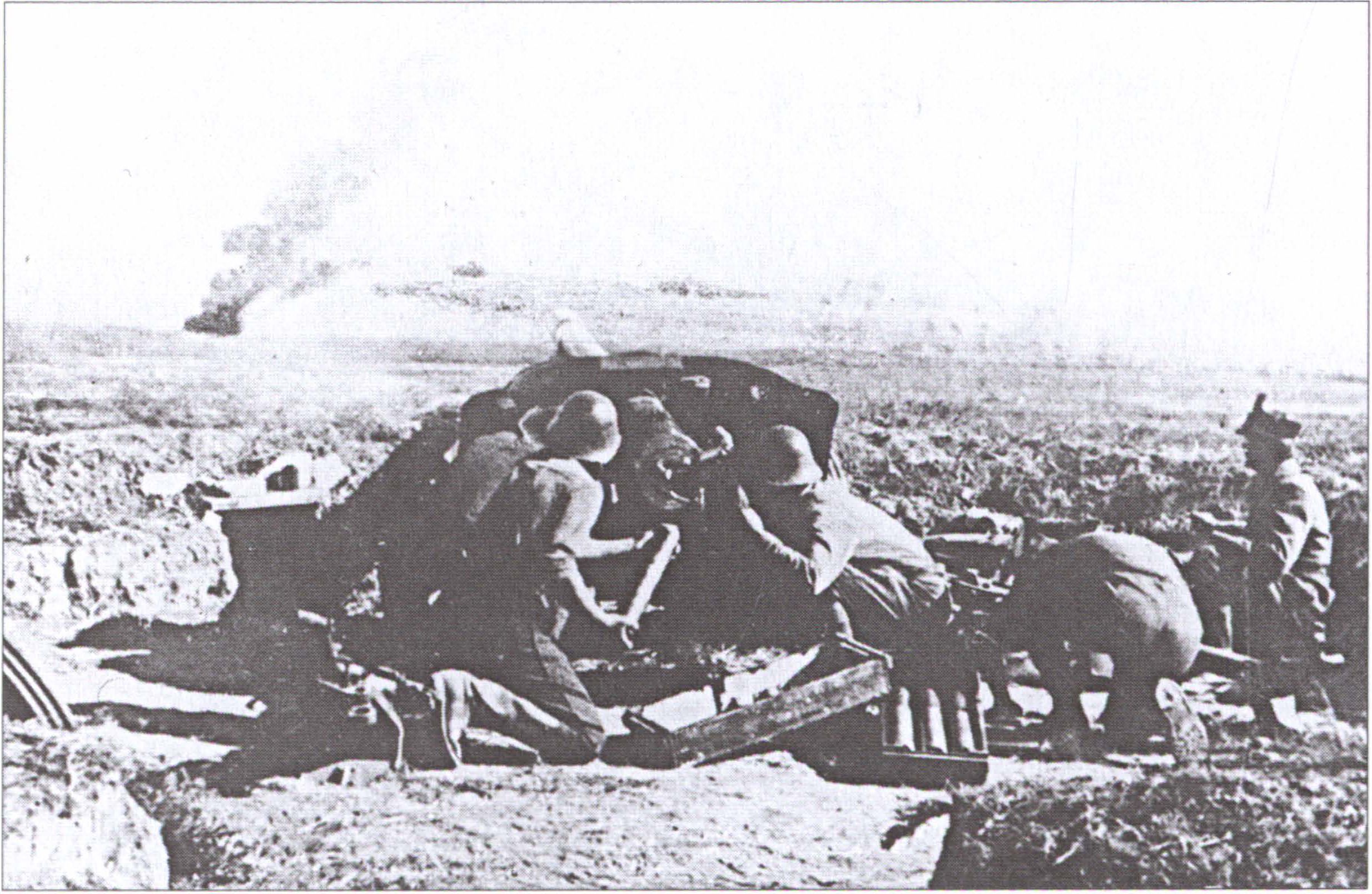 Румынские артиллеристы ведут огонь из противотанковой пушки во время боя в Крыму. 27 марта 1944 г.