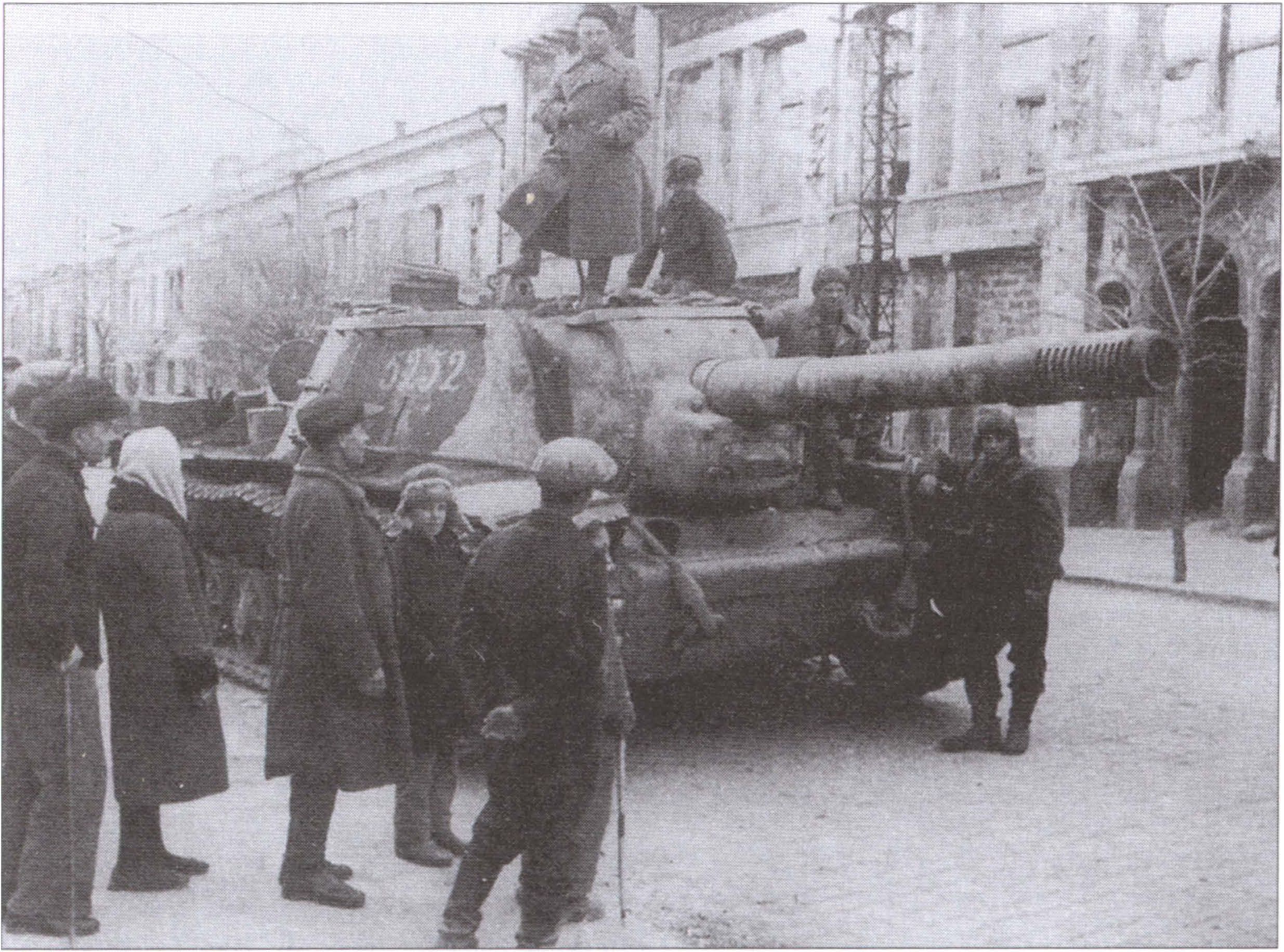 САУ СУ-152 1824-го тяжелого самоходно-артиллерийского полка в Симферополе. 13 апреля 1944 г.
